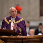 El Papa Francisco durante la celebración de la penitencia en la Basílica de San Pedro