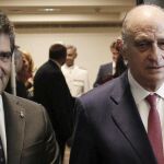 El director general de la Policía, Ignacio Cosidó (i), participó hoy en Madrid en un desayuno informativo en el que presentado por el ministro del Interior, Jorge Fernández Díaz.