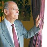 Huber Matos, durante una visita a Madrid. Abajo, en su época de comandante revolucionario