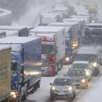 Coches y camiones se ven atrapados en un importante atasco