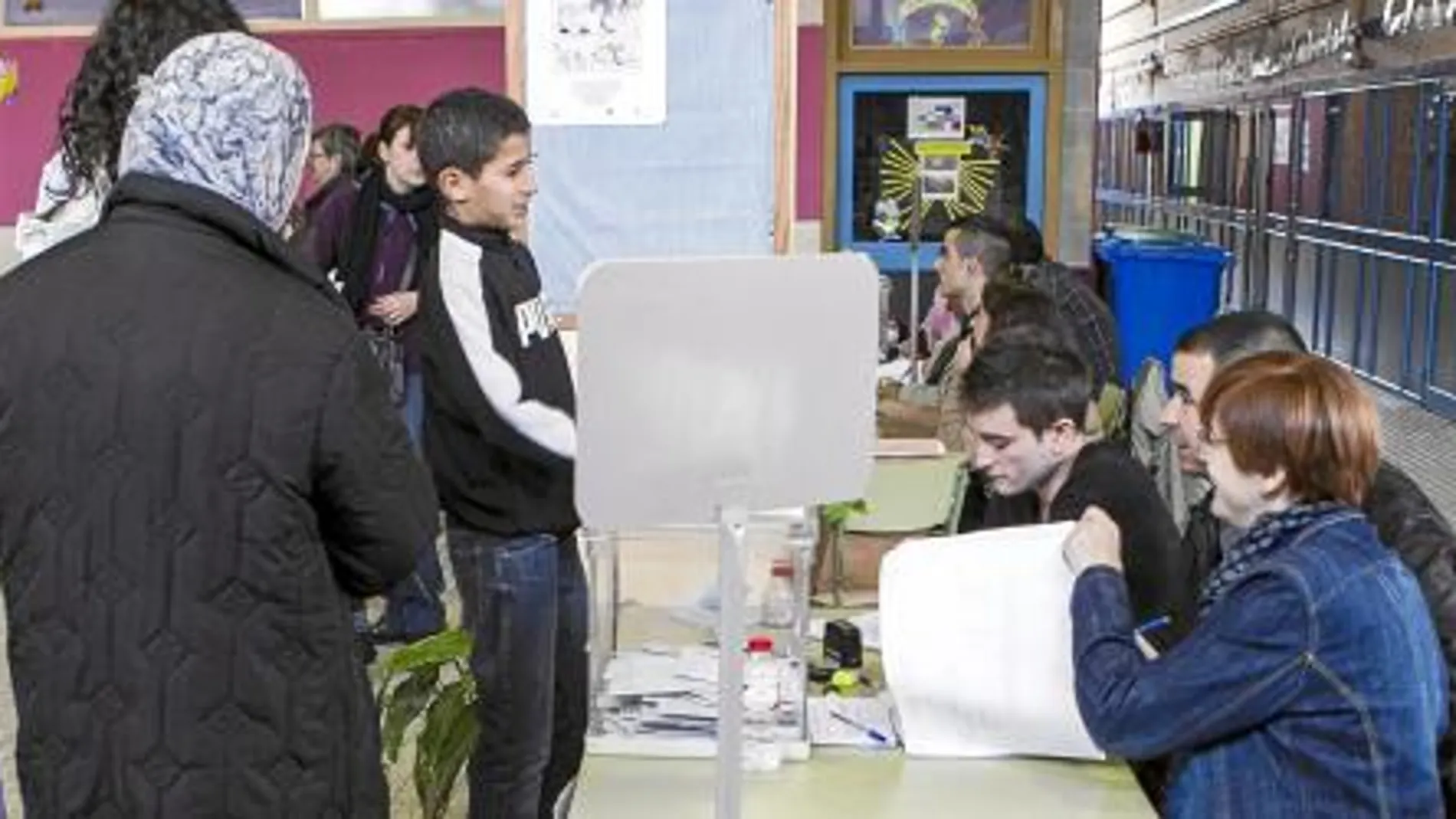 Un grupo de mujeres musulmanas vota en Barcelona en noviembre de 2012