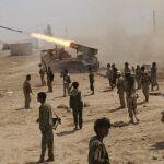 Soldados yemeníes lanzan cohetes contra posiciones talibanes en las montañas.