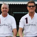 Johan Cruyff y Fabio Capello, antes de comenzar el partido de veteranos en Kuala Lumpur
