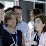 La vicepresidenta del Gobierno, Soraya Sáenz de Santamaría (2d), conversa con el vicesecretario general de Organización del PP, Carlos Floriano.