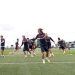 El entrenamiento de puertas abiertas se desarrolló entre los cánticos de los aficinados por el 33 cumpleaños de Casillas