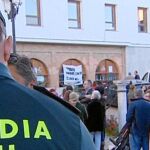 Concentración de un centenar de vecinos en la plaza de Almadén de la Plata para mostrar