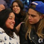 Michelle Rodríguez y Cara Delevingne, en un partido de la NBA
