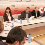 Julio Villarrubia escucha a Julio López durante la primera reunión de su ejecutiva del año, junto a Ana Redondo, Julián Simón de la Torre y Ángela Marqúes