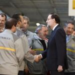 El presidente del Gobierno, Mariano Rajoy, saluda a un grupo de trabajadores