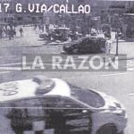 16:13:42. La siguiente imagen (las cámaras se van moviendo y no captan toda la secuencia) es del Toyota blanco y con el techo acristalado ya incorporado de nuevo en la Gran Vía, circulando en sentido Plaza de España. 16:13:56. Tras el vehículo de Aguirre, se ve en primer lugar el de la Policía Municipal, que la sigue a sólo un segundo de distancia. Tras éstos, las cámaras captan la imagen de un agente de movilidad que tamnién acude tras el coche de la presidenta del PP