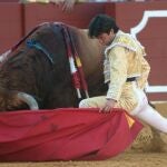 Muletazo por bajo de Juan del Álamo con la mano izquierda