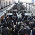 Decenas de pasajeros esperan la llegada del metro.