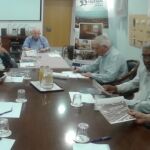 Ex fubolistas y residentes en un taller