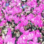 800.000 manifestantes. Los convocantes querían ver en París una marea humana en contra del proyecto de ley gubernamental para legalizar los matrimonios entre personas del mismo sexo y alcanzaron su objetivo con creces. Más de 800.000 personas, según la organización, y menos de 350.000, según la Policía, recorrieron el centro de la capital francesa en defensa del matrimonio tradicional. La organización fletó 900 autobuses desde todos los rincones de país.