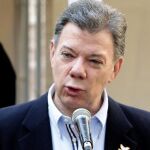 Juan Manuel Santos habla ayer tras votar en Bogotá (Colombia).
