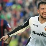El delantero del Valencia Paco Alcácer celebra el gol marcado al Barcelona, tercero para su equipo y definitivo en el marcador