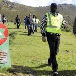Agentes de la Guardia Civil ayer en el «bosque» en honor a miembros de ETA