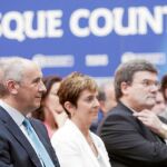 El lendakari Iñigo Urkullu (izquierda), ayer junto a parte de su Gobierno
