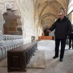 El deán de la Catedral de Ávila, Fernando Gutiérrez, muestra el lugar del claustro donde será enterrado Adolfo Suárez