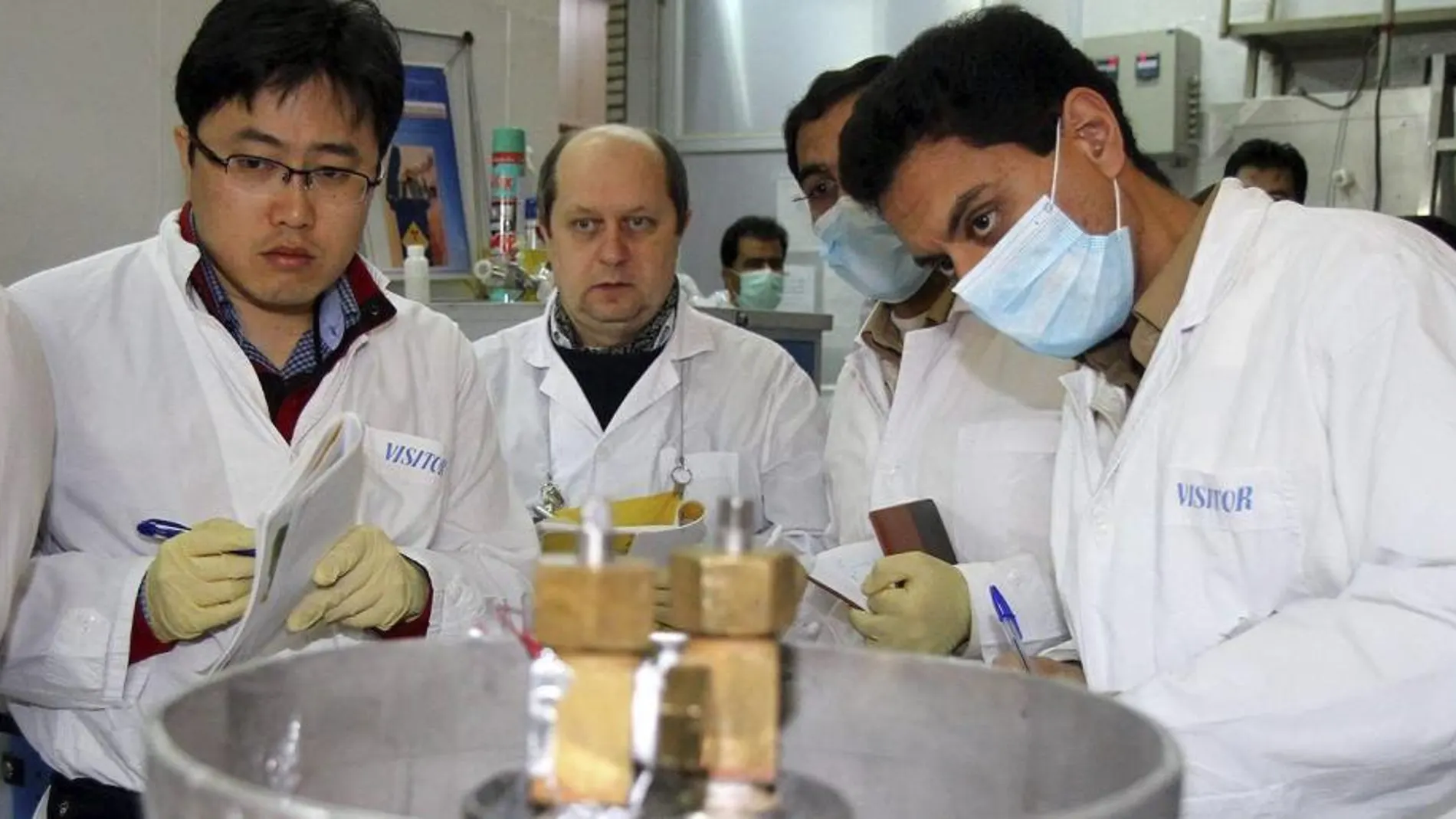 Un equipo de la Organización de Energía Atómica de Irán (OEAI) examina el proceso de enriquecimiento de uranio en una planta nuclear de Natanz (Irán) hoy, lunes 20 de enero de 2014