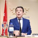 El presidente de la Comunidad, Ignacio González, ayer junto al portavoz regional y al consejero de Economía