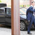 González fuerza a PSOE e IU a bajarse del coche oficial