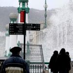 Una ola rompe contra el puente del Kursaal de San sebastián