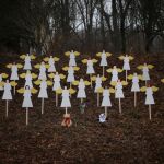 27 ángeles de madera en Newtown en recuerdo a las víctimas de la matanza.
