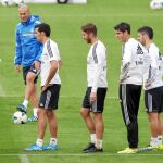Isco, el penúltimo de la fila, en un entrenamiento del Madrid