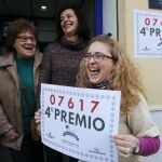 Rosario Pino, empleada de la administración situada en la calle José Tallaví junto a la titular de dicho establecimiento Isabel Valenzuela (c), sostiene un cartel con el 4º Premio, 07617