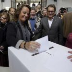 El presidente de la Generalitat, Artur Mas y su esposa Helena Rakosnik votando el 9-N
