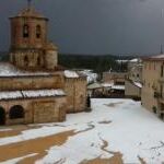 Vista de la plaza de Almazán anoche tras la granizada que duró cerca de tres cuartos de hora.