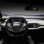 El panel de instrumentos es digital y el volante imita a los de la F1,