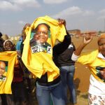 Los seguidores del partido Congreso Nacional Africano (ANC) realizan una celebración durante un mitin preelectoral en Bekkersdal, cerca de Johannesburgo