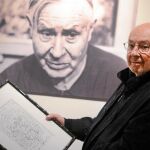 Diego Masson, en la Galería Marc Domènech, junto a un retrato y una obra de su padre