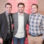 Los tres jóvenes que recibieron el primero, segundo y tercer premio YUZZ