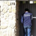 Un agente de la Agencia Tributaria a su llegada a uno de los domicilios de Nuevo Batzán, que han sido registrados.