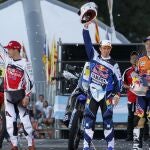 Cyril Despres (c), Marc Coma (d) y Joan Barreda Bort, en el podio de la primera etapa del Rally Dakar 2014