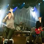 Suede en una actuación en La Riviera