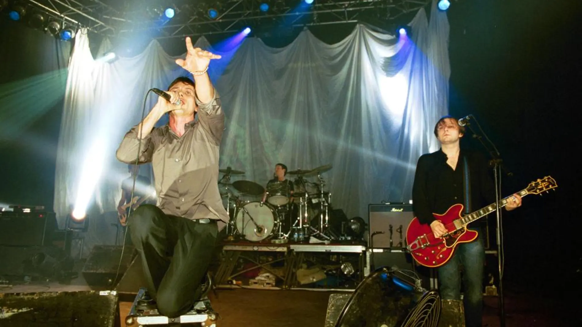 Suede en una actuación en La Riviera