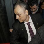 El ex máximo accionista del Real Betis Manuel Ruiz de Lopera(c), a su llegada esta mañana a los juzgados del Prado
