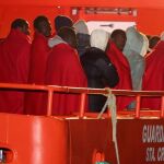 Efectivos de Salvamento Marítimo y la Guardia Civil trasladan al puerto de Almería a los ocupantes de una patera localizada ayer.