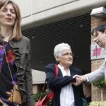 Mar Soriano, presidenta de la Plataforma de Afectados, y Carmen del Mazo Hidalgo, que coincidió con Sor María en la congregación de las Hermanas de la Caridad.