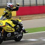Maverick Vinales mira a sus rivales mientras cruza la línea de meta del circuito de Alzañiz