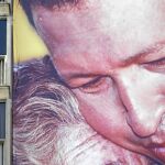 Un enorme cartel de Chávez comparte espacio en la fachada de un edificio de Caracas con uno mucho más pequeño del líder de la oposición, Henrique Capriles