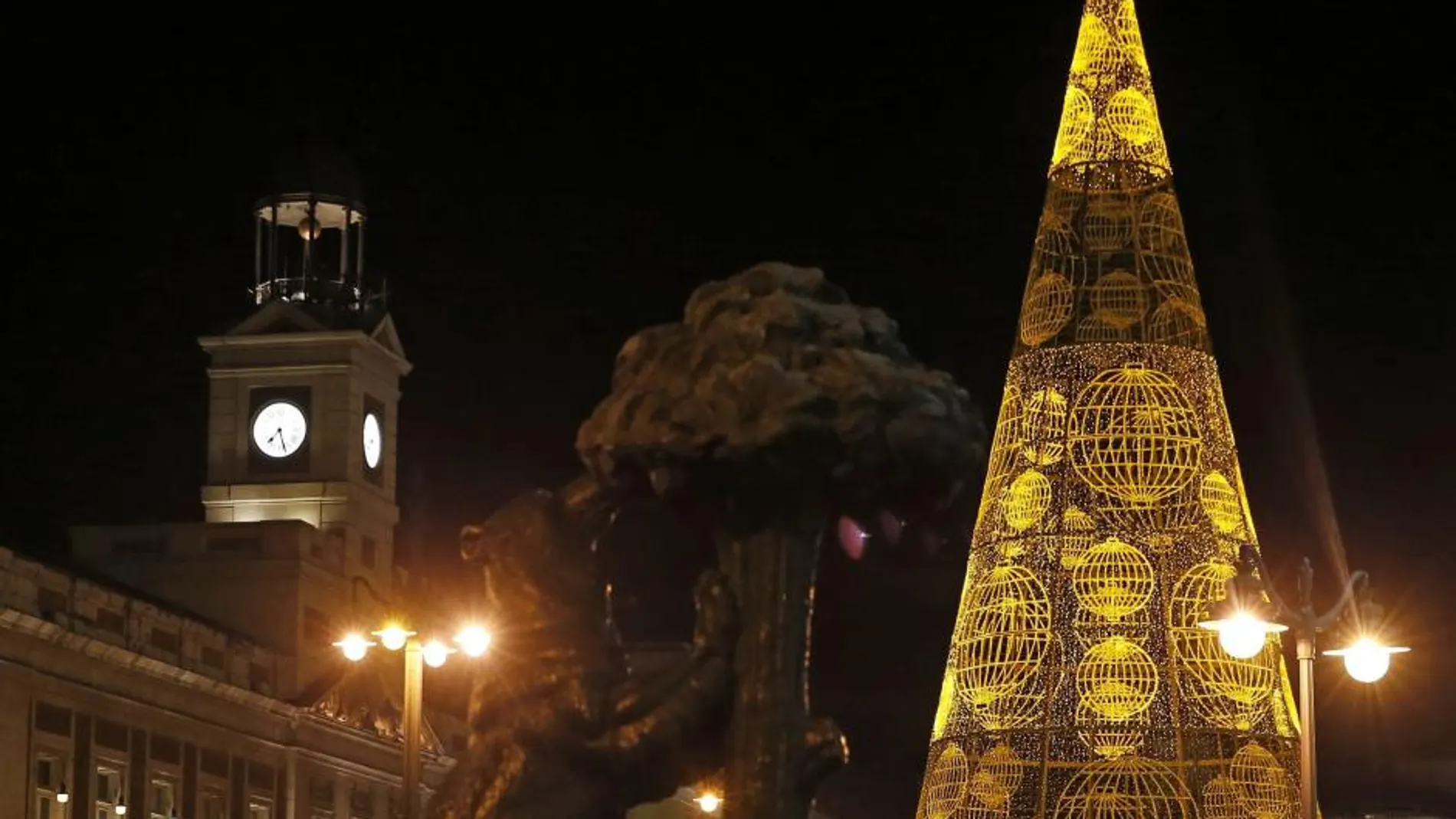Árbol de Navidad colocado junto a la escultura del Oso y Madroño, en la Puerta del Sol.