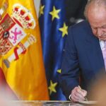 Don Juan Carlos firma su abdicación el pasado 18 de junio en el Palacio Real