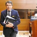 Ignacio González y Tomás Gómez (de espaldas) ayer en el Pleno