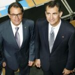 El Rey Felipe VI y la Reina Letizia posan con el presidente de la Generalitat de Catalunya, Artur Mas y la presidenta del Parlament de Catalunya, Nuria de Gispert.