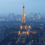 Un imagen aérea de la Tore Eiffel y del distrito empresarial de La Defense, en París